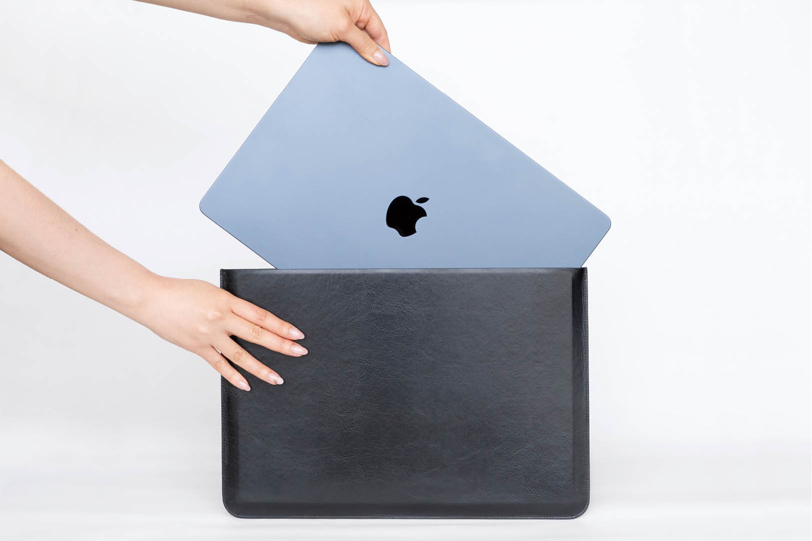 15インチMacBook Air専用の肌触りの良いスリムな収納ケース｜MacFan