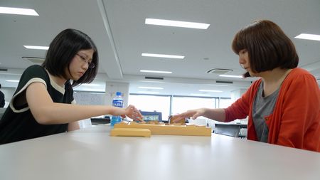 ツアープロ・渡部愛さんと、妹さんがプロの室谷早紀さんで予選通過を争う勝負.jpg