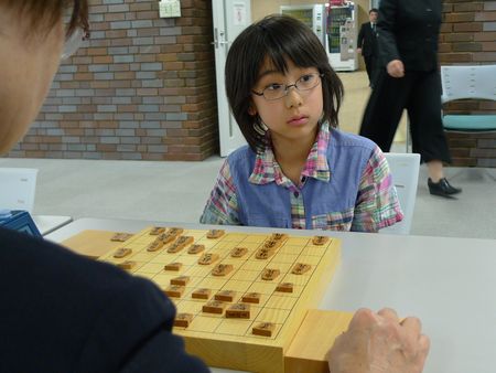 和田はなアマ、蛸島女流五段を破って予選通過.jpg